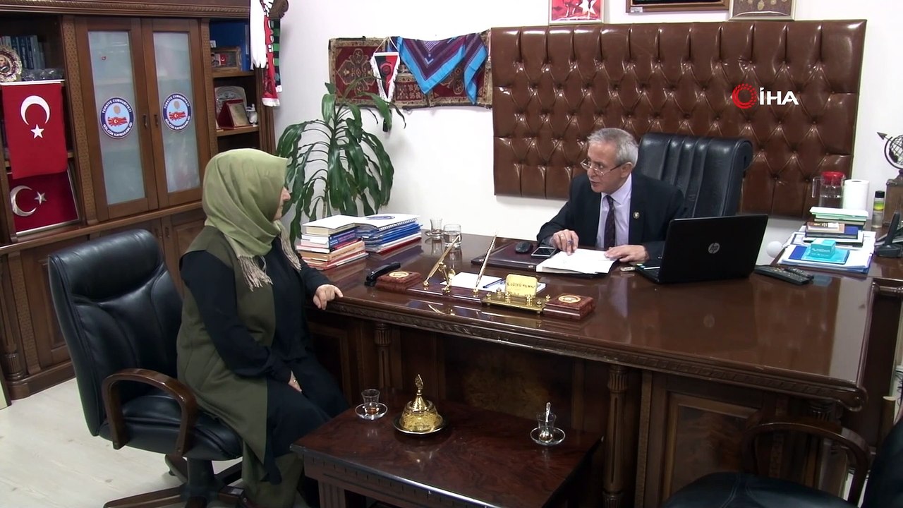 Yıllardır topladığı tarihi objelerle makam odasını müzeye dönüştürdü