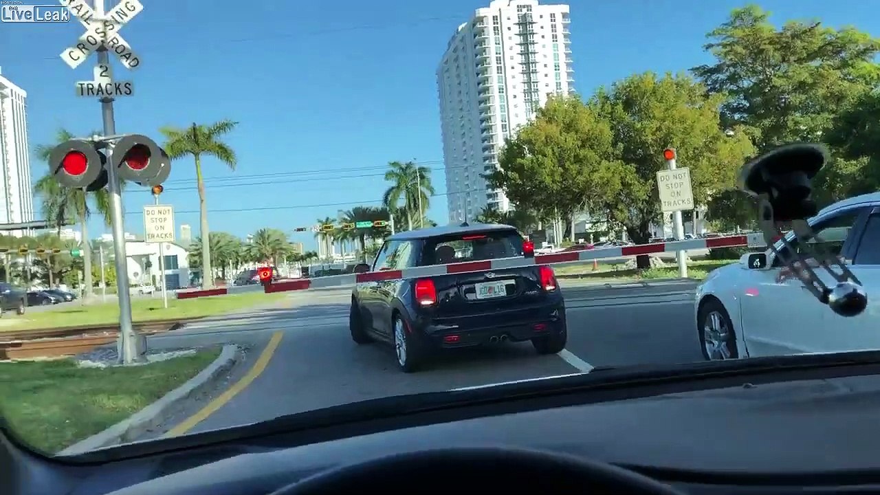 Condutor de um Mini Cooper vs Combóio