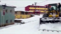 Kar yolları kapattı, doğum sancısı çeken kadını sağlık ekipleri kurtarıldı