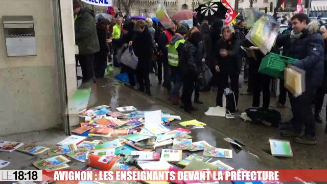 Avignon : les enseignants jettent leurs livres devant la préfecture