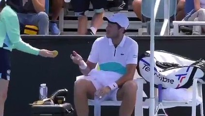 Top toplayıcı kızdan muzu soymasını isteyen tenisçi Benchetrit tepki topladı: "O senin uşağın değil"