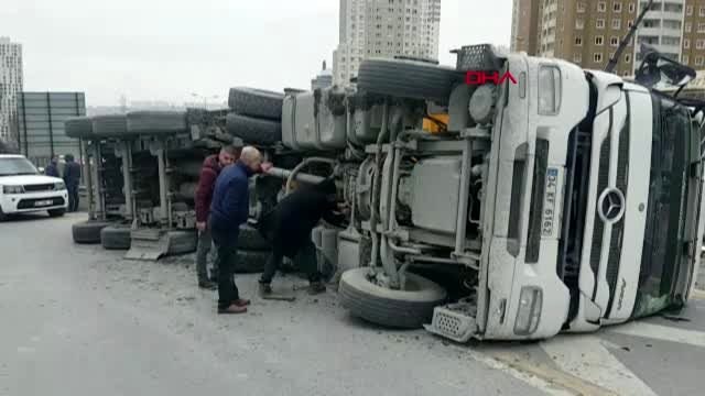 Esenyurt tem bağlantı yolu'nda hafriyat tırı devrildi; uzun araç kuyrukları oluştu