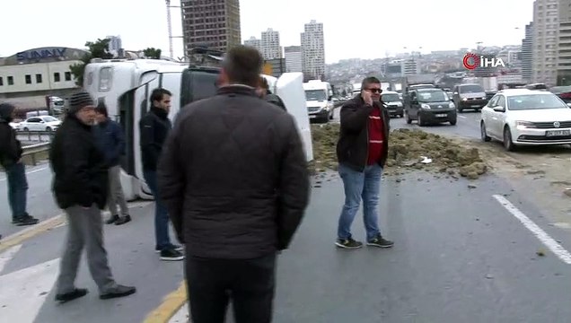 Esenyurt Haramidere Tem bağlantı yolu bahçeşehir istikametinde, virajı alamayan hafriyat kamyonu devrildi. Kaza nedeniyle bölgede trafik yoğunluğu yaşanıyor.