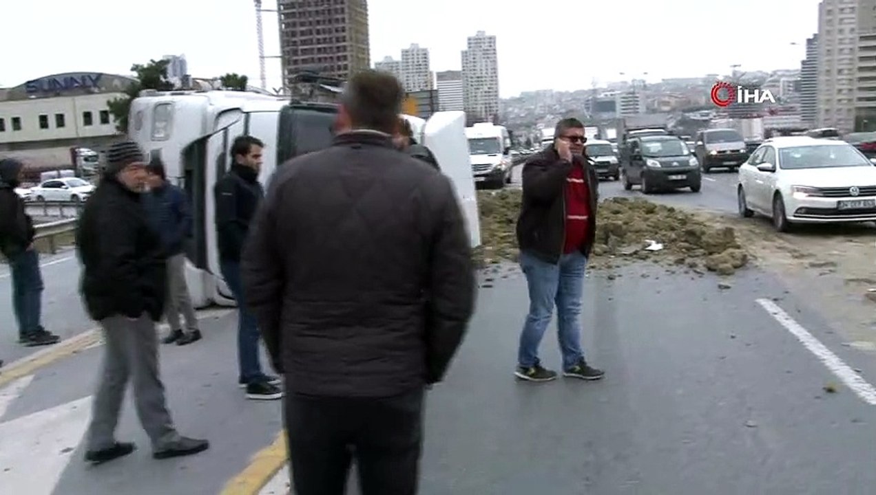 Esenyurt Haramidere Tem bağlantı yolu bahçeşehir istikametinde, virajı alamayan hafriyat kamyonu devrildi. Kaza nedeniyle bölgede trafik yoğunluğu yaşanıyor.