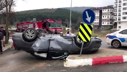 Sultanbeyli'de takla atan aracın sürücüsü yaralandı