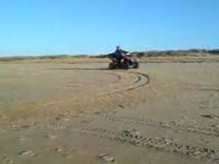 dur dur le pilotage quad sur le sable...