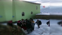 Köy yolu kar nedeniyle ulaşıma kapandı, ekipler hasta kadın için seferber oldu