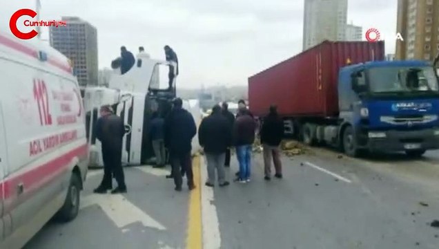 Haramidere TEM bağlantı yolunda hafriyat kamyonu devrildi