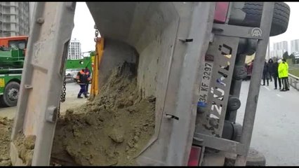 Esenyurt'ta devrilen kamyonun sürücüsü yaralandı