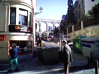 nos acercamos al acueducto de segovia