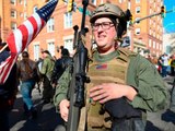 Bis an die Zähne bewaffnet: Waffenbefürworter marschieren in Virginia