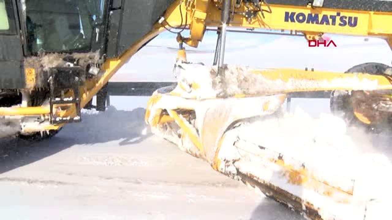 Sivas karla mücadele ekiplerinin zorlu mesaisi