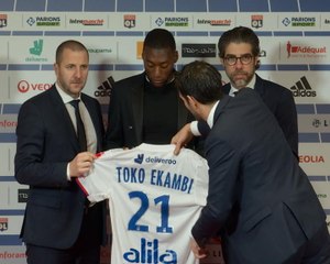 OL - Karl Toko Ekambi pose avec son nouveau maillot
