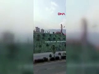 Araçlara taş atan gençler