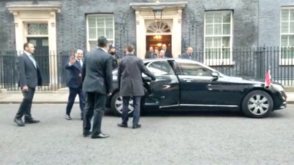 لحظة مغادرة السيسي مقر الحكومة البريطانية