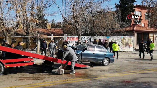 Isparta’da otomobiller kafa kafaya çarpıştı: 5 yaralı