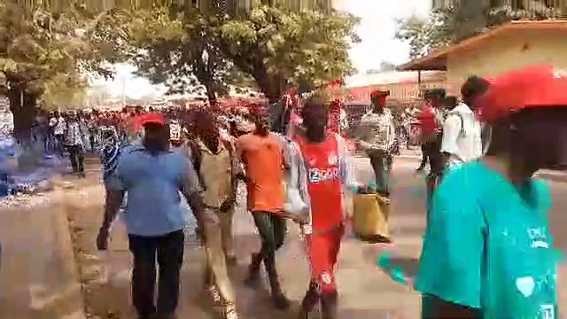 Fria, les militants et sympathisants du FNDC dans la rue. Lire la suite sur guineenews.org (3)