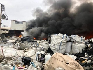 Isınmak için yaktıkları ateş depoyu kül etti