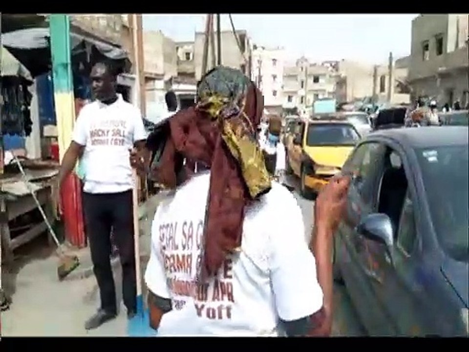 Adama Faye offre des poubelles a la population de grand yoff