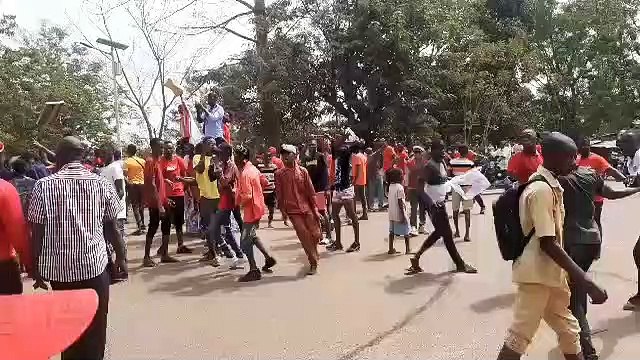 Fria, les militants et sympathisants du FNDC dans la rue. Lire la suite sur guineenews.org (4)