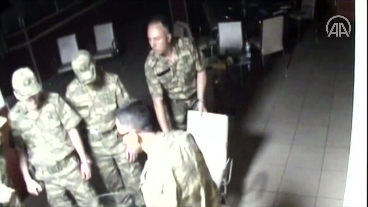 Asker kılığına girmiş FETÖ'cü hainlerin darbe gecesi görev dağılımı yaptıkları görüntüler ortaya çıktı