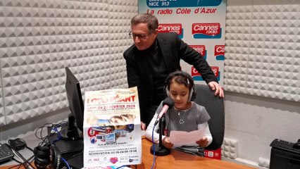 La petite Manel, atteinte d'un cancer, enregistre un message à la radio pour le loto de l'association Adrien