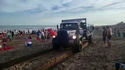 Desde Villa Gesell: el novedoso camión que levanta la basura en la playa y fumiga al mismo tiempo. Tecnología de punta