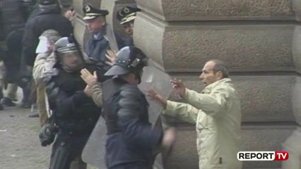 Report TV -Sot 9 vite nga 21 Janari/ Familjarët e 4 viktimave homazhe në bulevard