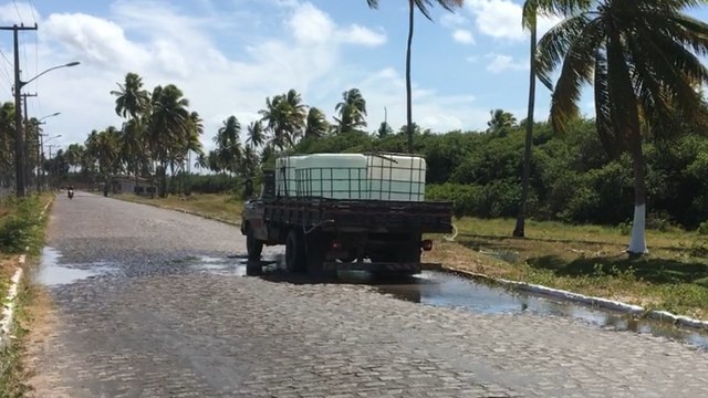 RODA DE CAMINHÃO DE ÁGUA ESTOURA ENTRE PITIMBU E ACAÚ