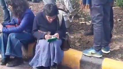 #JNUStudent जेएनयू छात्रा के पास फीस भरने के पैसे नहीं है लेकिन यह तो कुछ गजब का माल फुकते हुए पकड़ी गई है