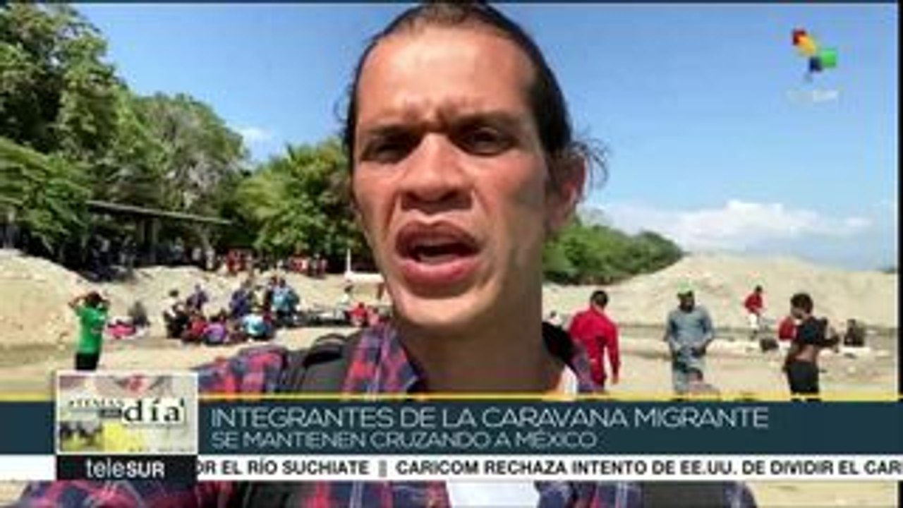 Caravana migrante cruza hacia México a través del río Suchiate