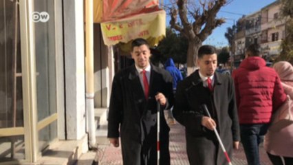 الجزائر: توأم كفيف يتحدى إعاقته عبر برنامج على اليوتيوب