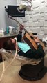 Chez le dentiste il joue de la guitare pour se détendre !
