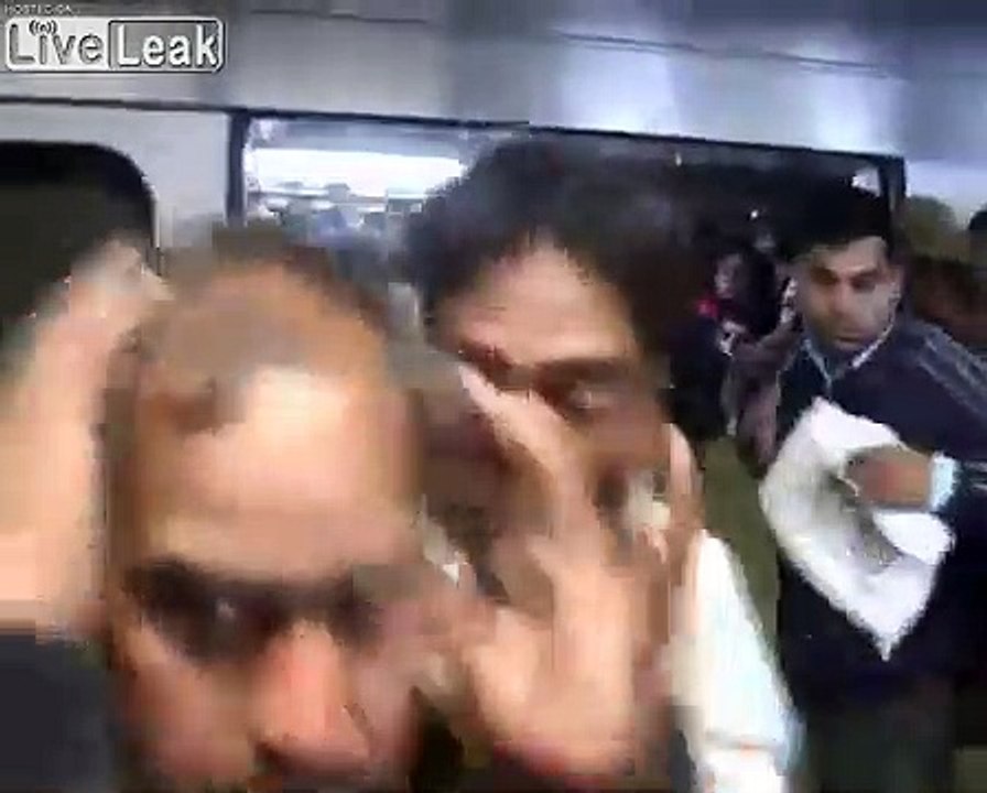 Ces hommes se font virer du wagon pour femmes dans le métro en Inde par la police !