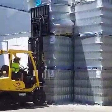 Ce conducteur de chariot élévateur passe une horrible journée