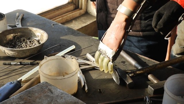 Disabled Chinese man makes artificial limbs for himself and others