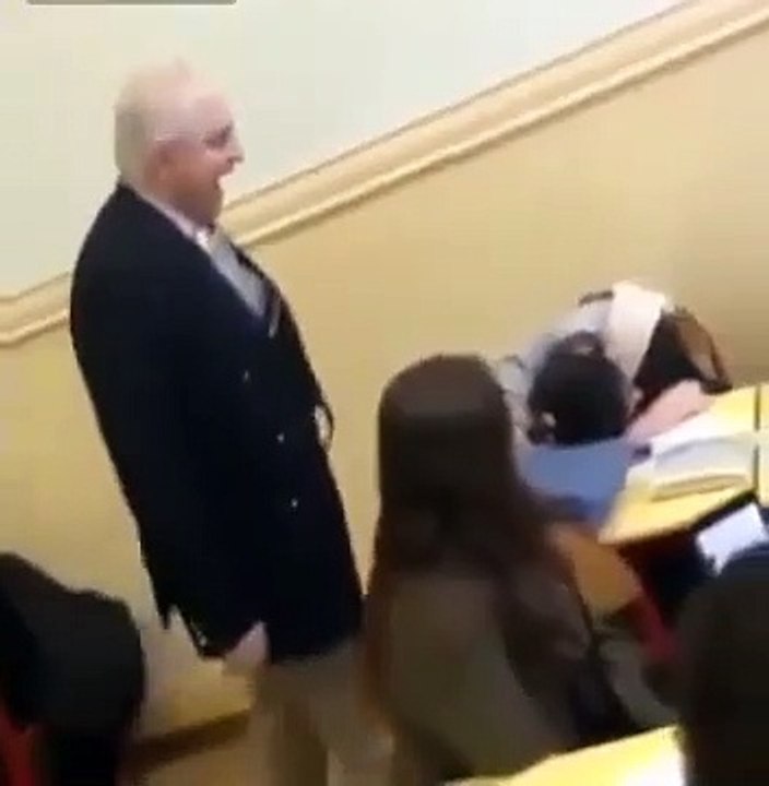 Quand un prof réveille une élève endormie d'une façon bien drôle