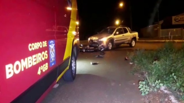 Motociclista de 22 anos colide contra carro no Floresta e socorristas do Siate são mobilizados