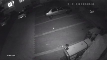 Deprem sırasından evlerini balkondan atlayarak terk ettiler