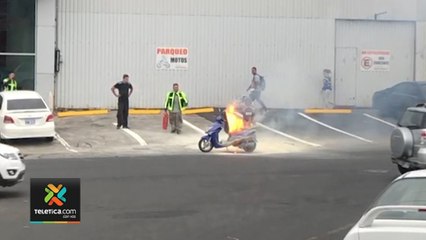 tn7-Motociclista logró detenerse antes de que incendio consumiera su vehículo en Heredia-210120
