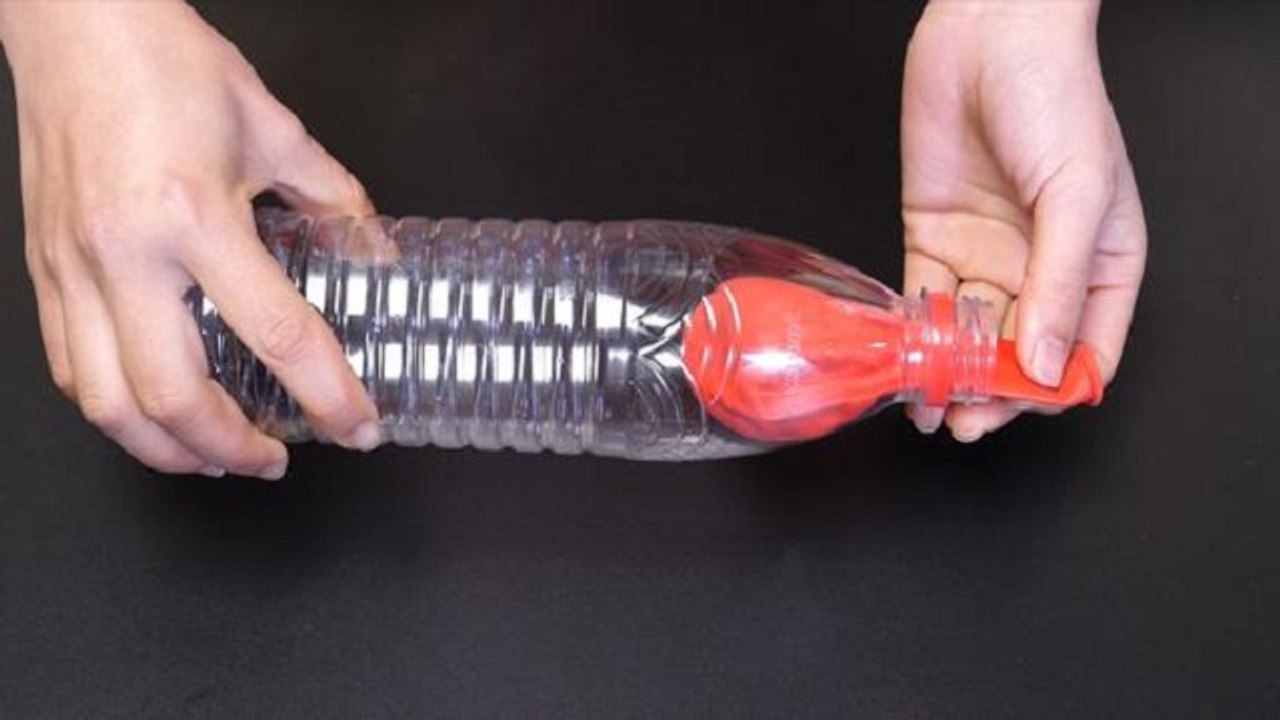 【Plastic bottles and balloons】今天才知道，在塑料瓶里塞一个气球，...