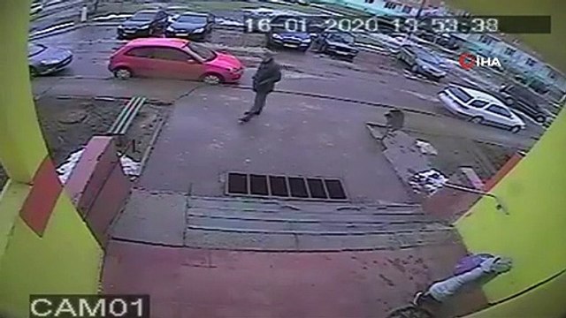 Küçük kızın tacizcinin elinden kurtulduğu anlar kamerada!