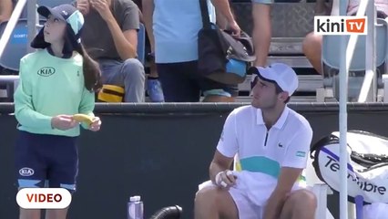 Benchetrit dikecam minta gadis kutip bola kupas pisang