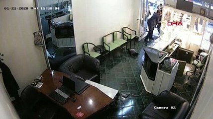 Kara çarşaflı soyguncu kuyumcu soymaya kalkıştı, yakayı ele verdi