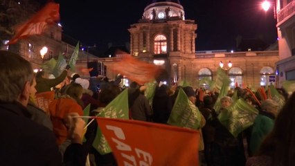 Entre 150 et 200 opposants à la PMA pour toutes manifestent devant le Sénat