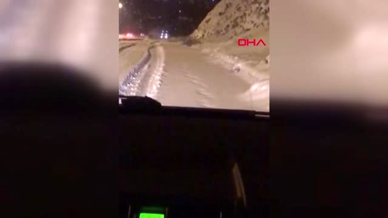 Yozgat karla kaplı yolda tır'ın savrulma anı görüntülendi