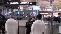 Turkuaz yelekli pasaport polisleri, İstanbul Havalimanı'nda hizmet vermeye başladı
