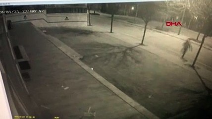 Arnavutköy'de bir markete el yapımı patlayıcı yerleştirme görüntüleri kamerada