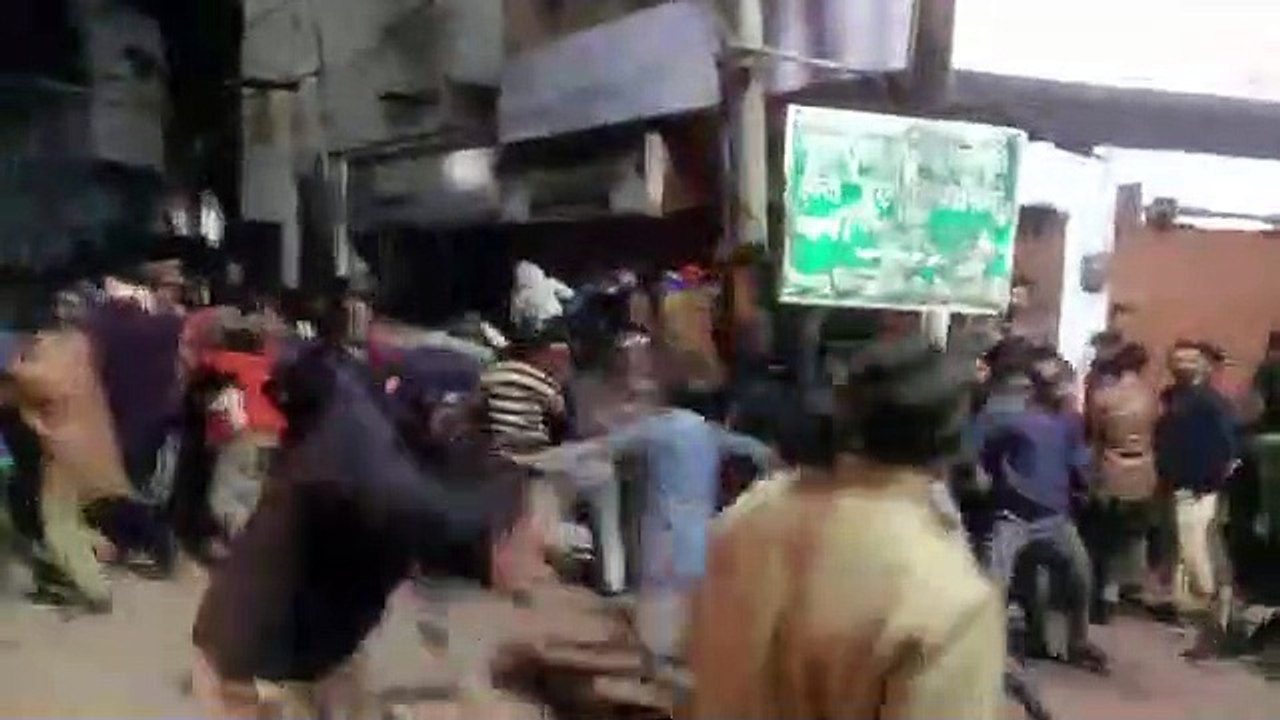 इटावा में CAA के प्रोटेस्ट में पुलिस ने किया जमकर लाठीचार्ज, देखें वीडियो