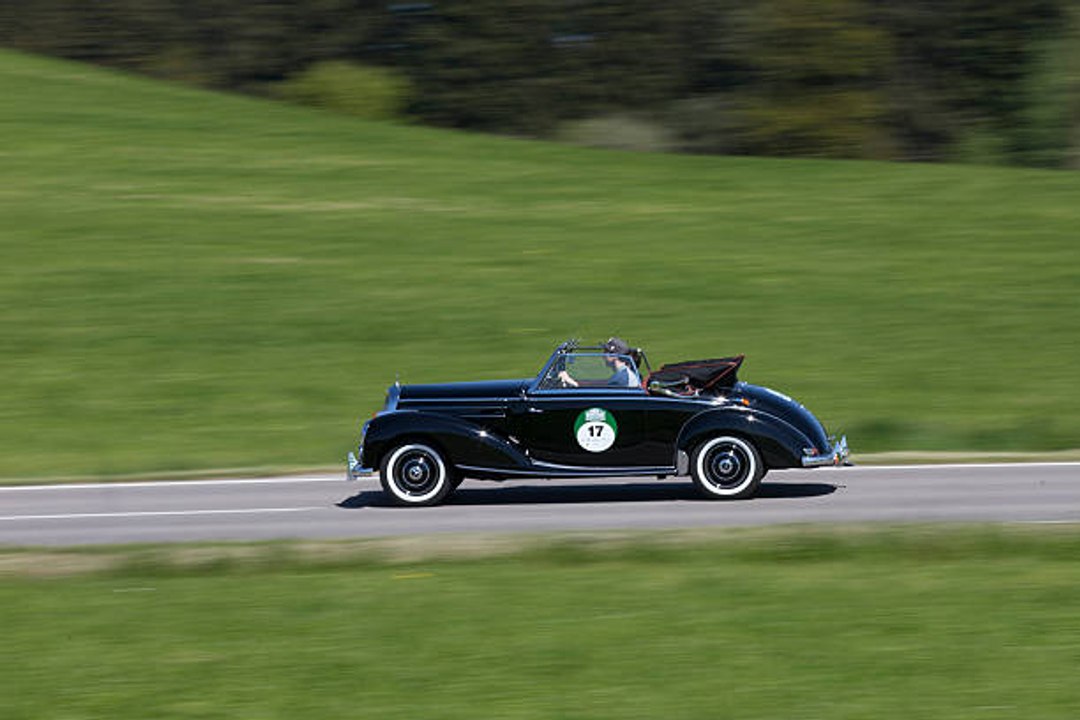 Der Mercedes-Benz W 187 Typ 220